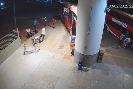 Frame de vdeo mostra momento em que vigilantes agridem vtima 