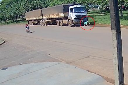 Momento em que idosa foi atropelada por caminho; vtima foi socorrida 
