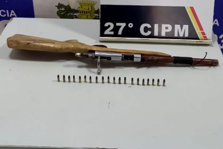 Arma encontrada em cima do armrio da casa; homem foi preso em flagrante 