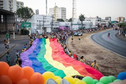 Parada LGBT na Avenida da Prainha, em Cuiab, na edio de 2024