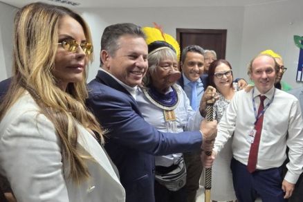 O governador Mauro Mendes, a primeira-dama Virginia Mendes e o Cacique Raoni