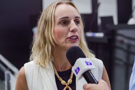 A vereadora Katiuscia Manteli, que � primeira-secret�ria da C�mara 