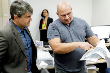 O prefeito Abilio Brunini e o promotor Miguel Slhessarenko durante vistoria na Secretaria de Educa��o