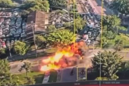 Momento em que aeronave cai e pega fogo; duas pessoas morreram no acidente 