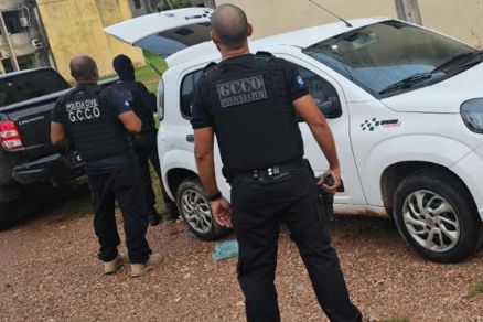 Policiais que participam da operao, deflagrada nesta manh