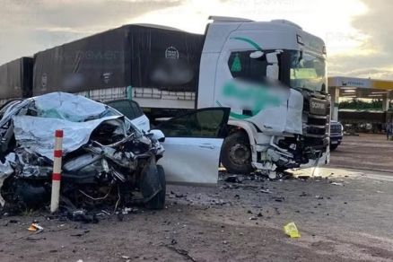 Acidente entre dois ve�culos que deixou tr�s mortos em Nova Mutum 