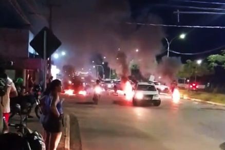 O protesto de moradores de Vrzea Grande, na noite de segunda