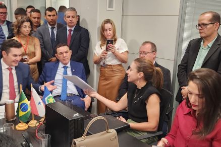 Flvia Moretti com ministro das Cidades, Jarder Barbalho 