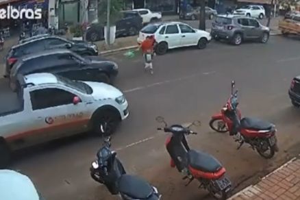 Imagem mostra momento em que av e crianas so atropelas em Avenida 