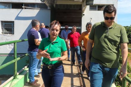 A prefeita de Vrzea Grande, Flvia Moretti, em visita ao DAE