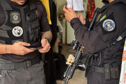 Policiais federais durante Operao deflagrada em Cuiab 