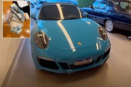 Dinheiro (detalhe) e o Porsche apreendidos durante a opera��o