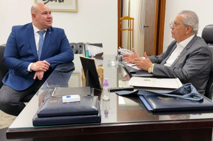 O prefeito Abilio Brunini e Jayme Campos, em reunio do gabinete do senador em Braslia