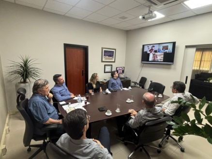 Conselheiro Antonio Joaquim e equipe t�cnico do TCE-MT em reuni�o com representantes da FGV