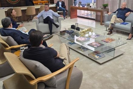 Governador Mauro Mendes e Flvia Moretti se reuniram no Palcio Paiagus