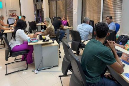 Equipe da Desenvolve MT durante atendimentos