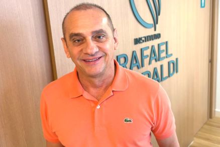 O deputado estadual Wilson Santos, que fez transplante capilar