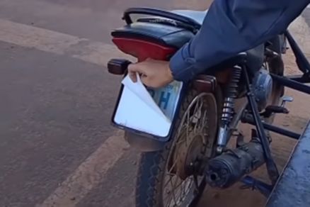 A moto com placa de papel circulando em Brasnorte