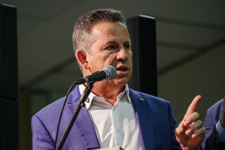 O governador Mauro Mendes discursa durante evento com prefeitos