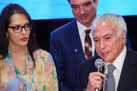 A deputada estadual Janaina Riva e o ex-presidente Michel Temer, com o presidente da AMM Leonardo Bortolin ao fundo