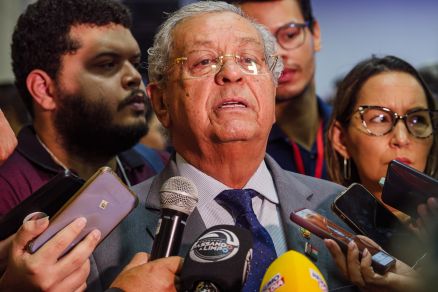 O senador Jayme Campos, que sinaliza apoio  esquerda de Lula