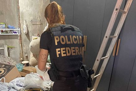 Policiais federais durante cumprimento de mandado de busca e apreens�o