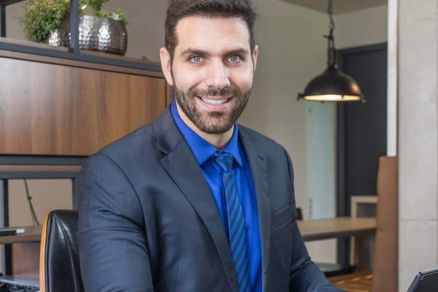 Caio Mastrodomenico formou-se em Odontologia pela UNIC, � escritor, fundador e CEO da Vallus