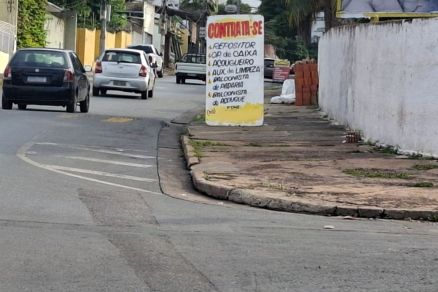 Placa ofertando vagas no supermercado Astra Mix, no bairro Goiabeiras, em Cuiab