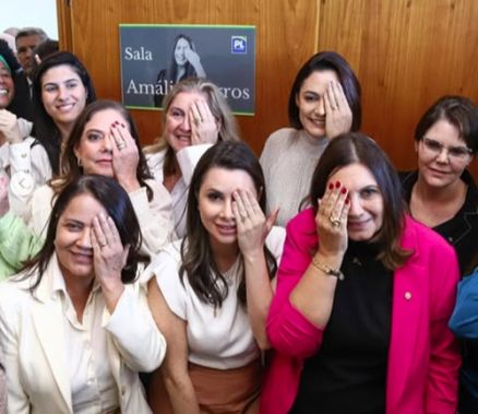 A ex-primeira-dama Michelle Bolsonaro junto com parentes e amigos de Am�lia Barros