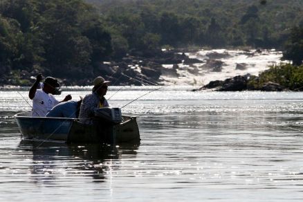Pescadores em rio 