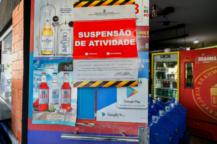 Placa informando a suspens�o das atividades de uma das distribuidoras