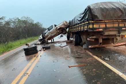 A caminhonete e a carreta envolvidas no acidente no interior do Estado