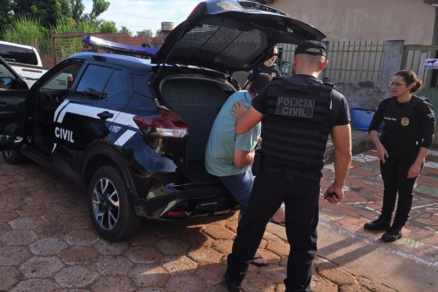 Policiais cumprem mandado de pris�o contra um dos acusados