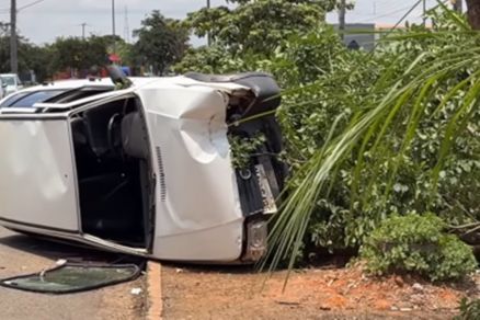 Fiat Uno tombou ap�s colidir em �rvore em avenida de Sinop 