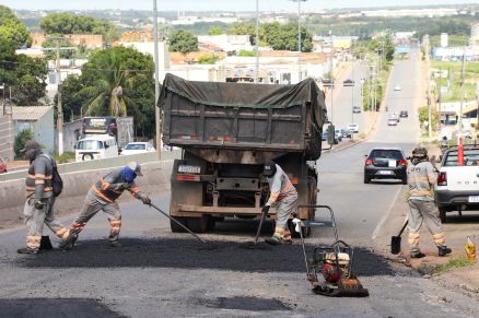 Tapa-buraco executada na Avenida Cir�aco C�ndia, sentido ponte M�rio Andreazza