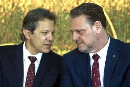 Os ministros Fernando Haddad e Carlos Fvaro: desgastea