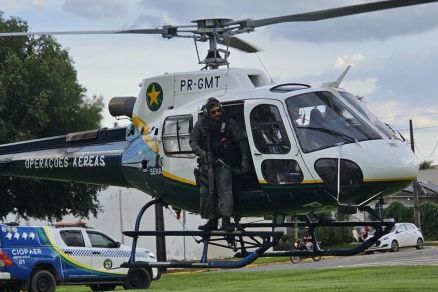 Foram executadas tcnicas como tiro com aeronave em movimento, resgate em reas de difcil acesso, pouso em rea restrita