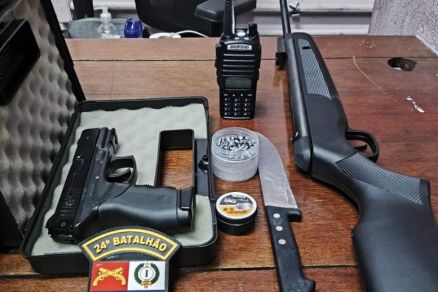 Armas, uma delas de mentira, apreendida com suspeito de violncia domstica 