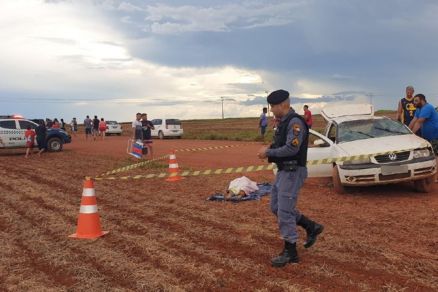 Mulher foi encontrada do lado de fora do ve�culo; v�tima morreu ainda no local 