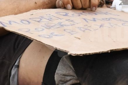 O corpo com a mensagem deixada pelos assassinos