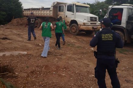 Fiscaliza��o flagra ve�culos descarregando entulhos em �rea de preserva��o