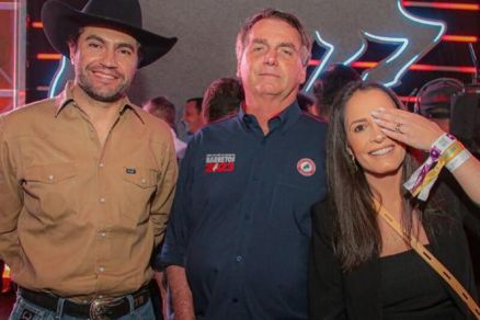 Thiago Boava com o ex-presidente Jair Bolsonaro e Amlia Barros