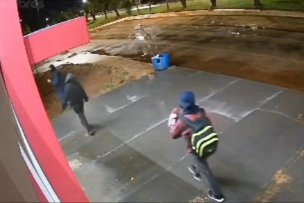 Imagem mostram suspeitos em frente ao estabelecimento invadido 