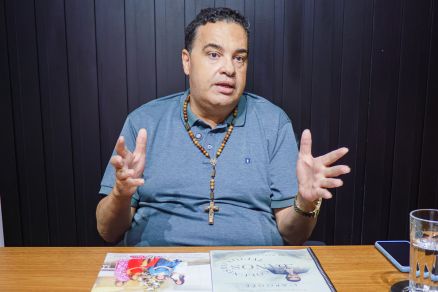 O colunista social Warner Willon, que completa 35 anos de carreira