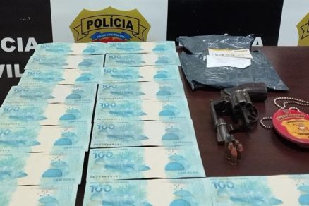 Dinheiro apreendido com suspeito; priso foi feita pela PJC e PF 