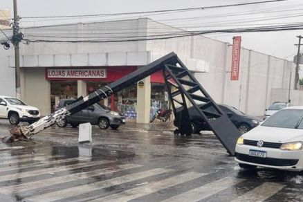 O semforo cado no meio da rua depois do temporal