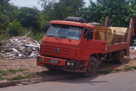Caminh�o flagrado realizando o descarte irregular em VG 
