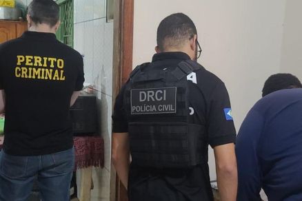 Policiais civis durante cumprimento de busca na casa de alvo da Operao