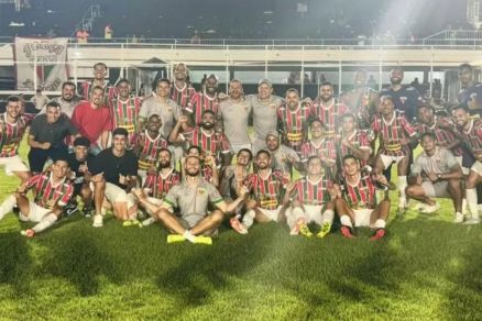 Jogadores do Operrio aps vitria contra o Sport na noite desta tera