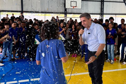 O secret�rio Alan Porto deu a not�cia em primeira m�o aos estudantes da EE Ant�nio Epaminpndas